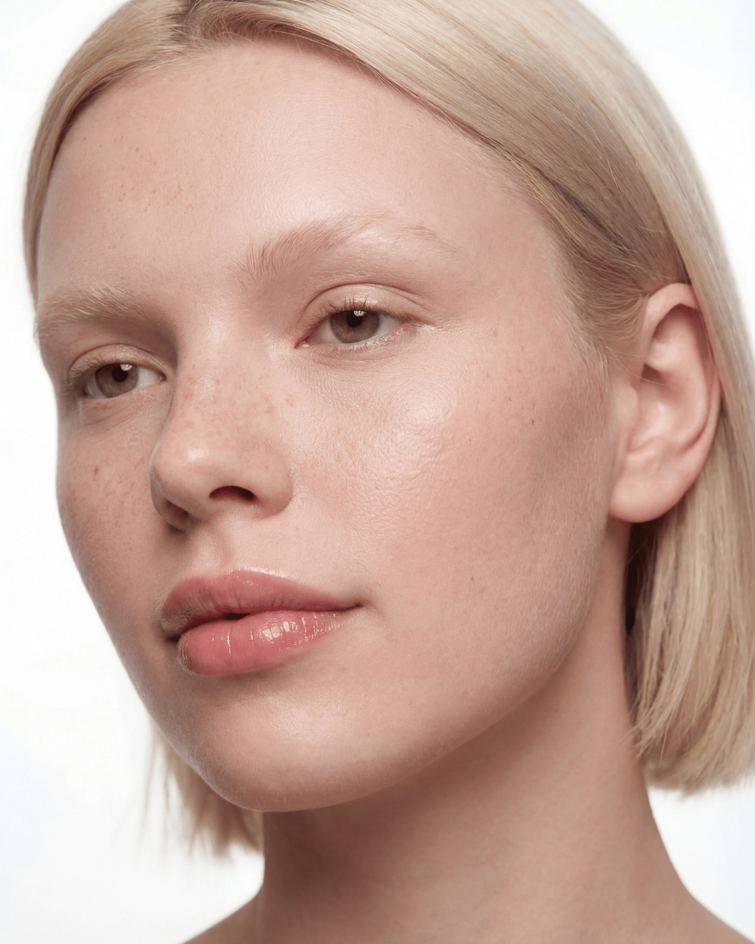 THE BRIGHTENING CONCEALER - SHAPE YOUR BEAUTY COSMETICS